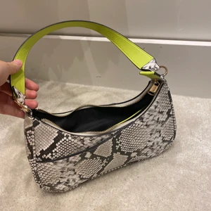 Ormskinn & limegrön väska från ASOS - Fin & liten väska från asos med ormskinnsdetajer & limegrönt band. Kommer tyvärr inte till användning längre hör av er om intresse❤️‍🔥❤️‍🔥❤️‍🔥❤️‍🔥❤️‍🔥
