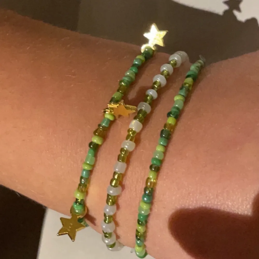 One size: gröna armband i olika motiv☘️ Med berlock 40kr utan 30kr✨önskad design +10kr (köparen står för frakten)🐢. Accessoarer.