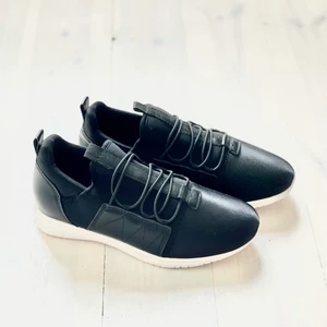 Nya Sneakers  - Snygga sneakers- passar både till shorts och ett par snygga byxor. 