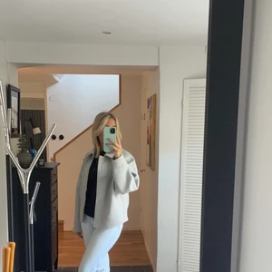 As snygg höstjacka - Inköpt för 2 veckor sen på NAKD men pga dåligt användande så vill jag sälja den. Den är en extremt snygg kortare kappa som är väldigt trend säker,inköpt för 599kr. Den är använd 2 gånger så imprincip ny därav säljer jag den för 499. 