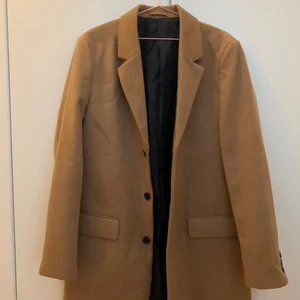 Rock säljes  - Rock från river Island säljes i nyskick bara provad på  i storlek Large nypriset var 1399 kr 