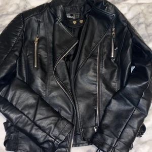 Svart skinnjacka  - En underbar svart skin jack sprillans ny köppt för 350 på affären MISSAY storlek L men passar en M fick denna som present så jag har ej användning för jackan fick denna för 2 veckor sen inte använt alls har redan en likadan sådan skinnjacka😊!  Pris kan diskuteras
