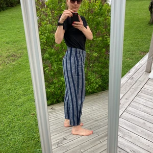 Linnebyxor, stl 40 - Linnebyxor stl 40 från Lindex. Grymt fin modell och kvalitet. Mörkt, mörkt blå, nästintill blåsvarta. Nypris 499 kr.