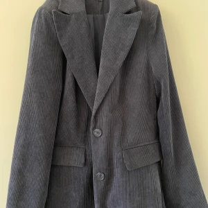 Navy blue Blazer Gina Tricot strl 36 - Säljer min fina blazer som är malms bara 2 gånger. Strl 36. Vid snabb affär kan priset diskuteras. Ord. Pris vid inköp 499 kr