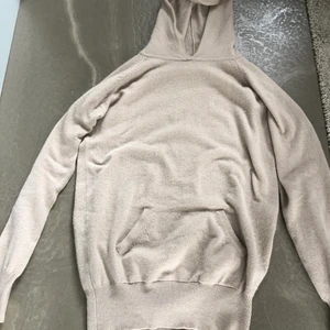  kommer sälja min karshmir hoodie - Kanske säljer min beiga karshmir hoodie från soft goat fick den för 1 år sedan, säljer den för 400kr
