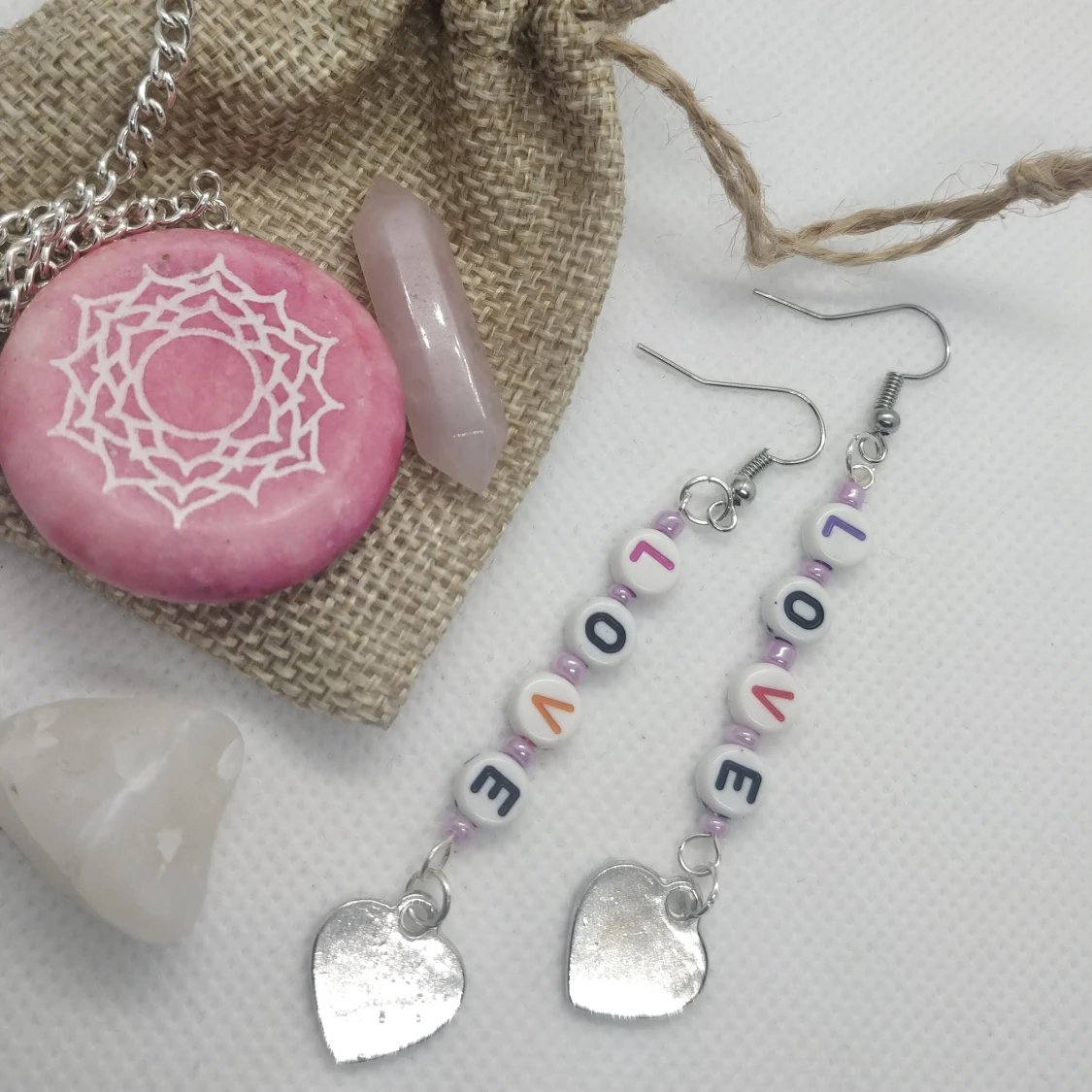 Handgjorda örhängen med boktavspärlor💕 - 90