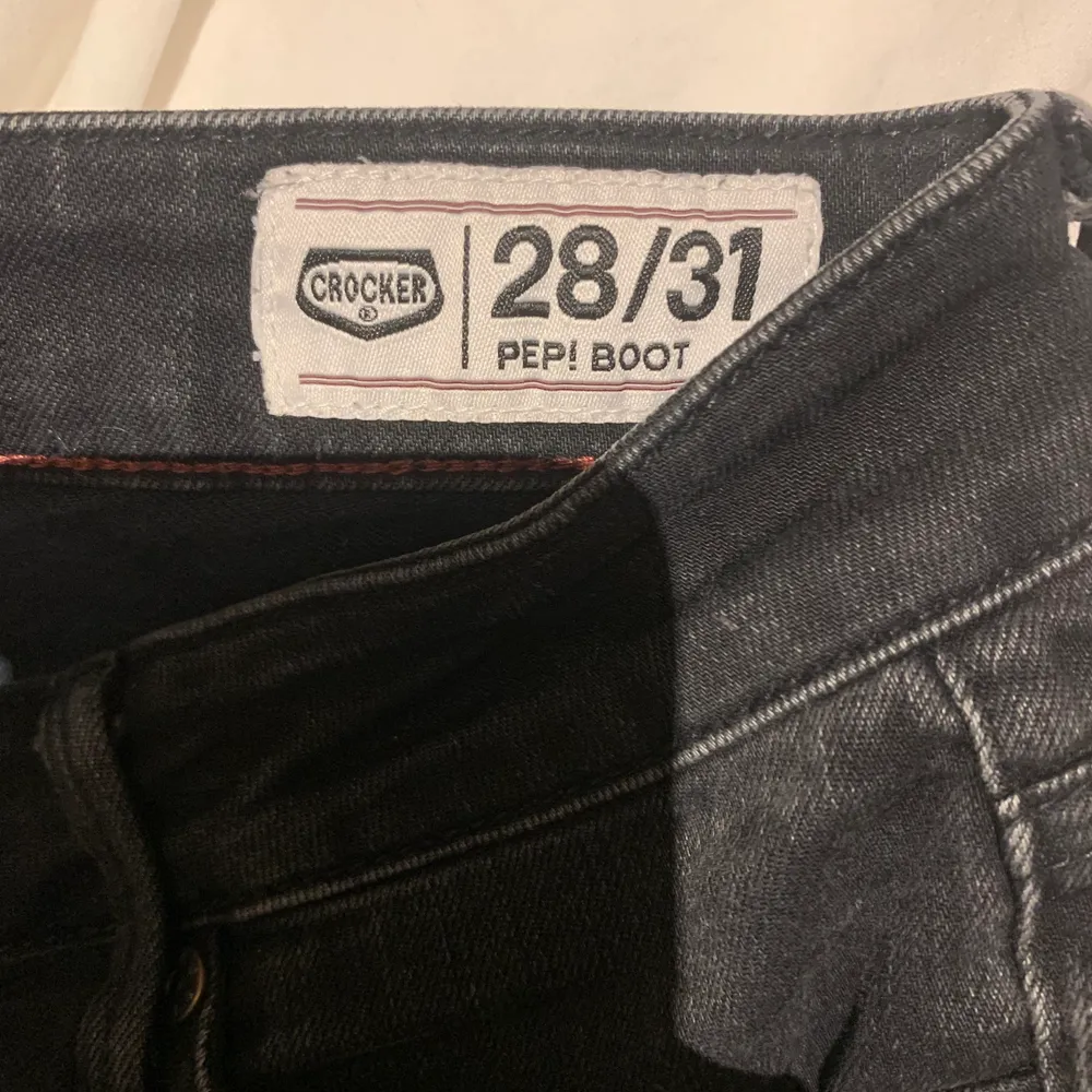 Grå/svarta lågmidjade jeans från crocker . Jeans & Byxor.