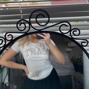 Vit gant t-shirt - Nästintill oanvänd och kommer heller inte till användning! Så som ny! Passar till ett par enkla jeans eller en kjol till exempel! 