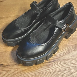 Skor - Suppergulliga mary jane typ skor! Köpta här på plick men det passade tyvärr inte! Det står storlek 40 på men det är mer 38-39. Köparen står för frakt (66kr)⭐️