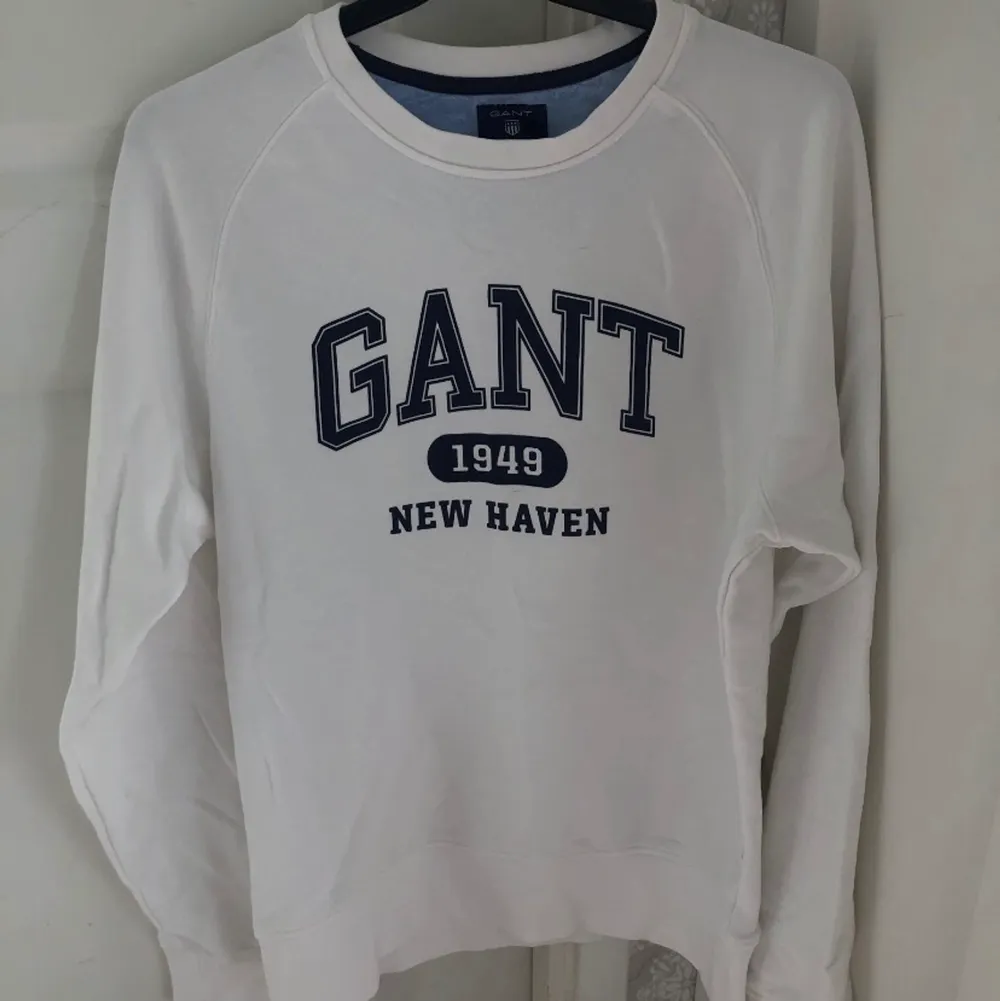 En oanvänd Gant sweatshirt i storlek M. Ny pris:900kr. Hoodies.