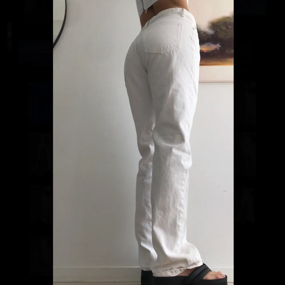 säljer ett par as coola baggy vita jeans, sitter som en smäck 😍 fräschatill hösten dessutom!  bud i komentarerna om fler är intresserade. Jeans & Byxor.