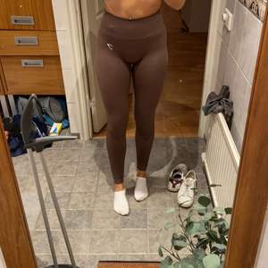 Ett par helt nya Gymshark leggings storlek XS deras nyaste släpp. Färg brun😍  Aldrig använt. Kostade 649 men jag säljer dom för 300 kr💘🥰 Jag är 171 cm