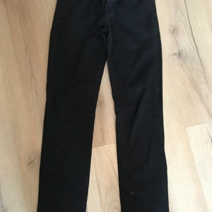 Levis jeans - Svarta raka stretch Levis jeans strl 27/32