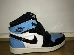 Ett par air Jordan 1 high - Air Jordan 1 high med bra skick dom har bara används 1 gång.