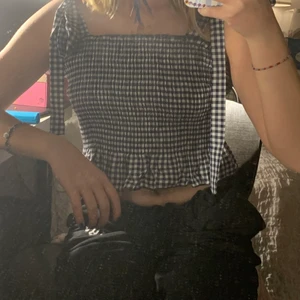 Tröja  - Denna tröja är från shein och minns inte va nypriset var. Har aldrig använts bara testad 2 gånger. Mitt pris 20kr plus frakt 💕💕 storlek xs💕