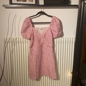 SÄNKT PRIS!! Klänning från &otherstories - Klänning inköpt för 1 år sedan, men bara använd 1 gång. Väldigt bra skick, tyvärr fel passform för mig. Nypris ca 600kr. Passar personer i strl 36-38. Köpare står för frakt, endast uppskattat pris på leverans. 
