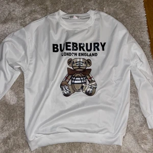 Helt ny - Söt ny tröja (ej äkta) storlek S/M