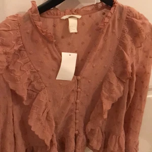 Rosa blus H&M - En rosa blus från H&M i stl. 36. Oanvänd. Köparen står för frakt. Ansvarar inte för postens slarv.