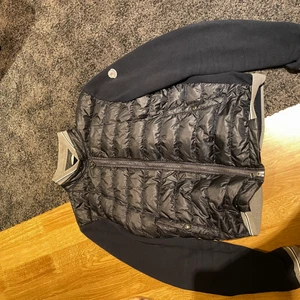 Moncler  - Säljer min moncler cardigan storlek m. Cond 9/10 medium sitter lite litet på mig som är 179. Pm för mer info eller bilder 