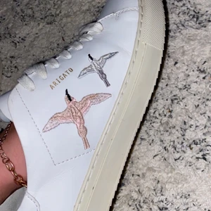 Axel arigato  - Jättefina skor ifrån Axel arigato skor med detaljer,  i storlek 38, använt dem 1 gång på min student. Skickar med lådan samt påsen skorna kom med 😊 Köparen står för frakten, kan skickas spårbart. 📦