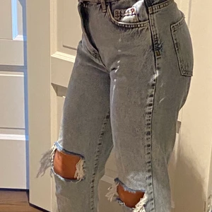 Fina jeans✨ - Dessa fina jeans är från Gina tricot hål på varje knä och tajtare upptill, säg säljer nu för att dom är för korta för mig❤️köparen står för frakten💕nästan inte ens använda
