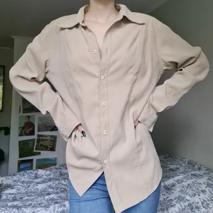 Skjorta - Beige skjorta i sammetsliknande material som sitter oversize på mig. Köpt second hand men aldrig kommit till användning, ursprungligen från polarn och pyret. I bra skick