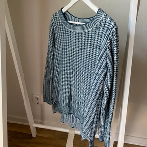 Indiska stickad tröja storlek S - Blå/vit stickad tröja från Indiska storlek S. 60% bomull 30% nylon 10% ull.  Denna är använd, men har mycket kvar att ge.  Inget att anmärka på. 150kr + 66kr frakt. 