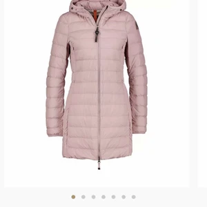 Parajumper dunjacka Irene - säljer min parajumper dunjacka i modellen Irene i storlek S. Jättefin jacka men kommer tyvärr inte till användning längre. Köptes för 4799kr men säljer för 3000kr. Jackan är i väldigt bra skick. 