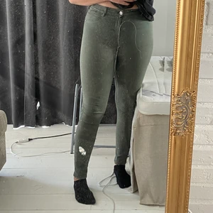 Strl S - Säljer mina militär gröna jättesköna jeans. Använda 5 gånger då jag inte passade i färgen. Otroligt fint skick, syns inte att dem är använda!