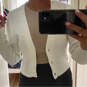 Stickad kofta - Får ingen användning av den:( nästan helt ny!