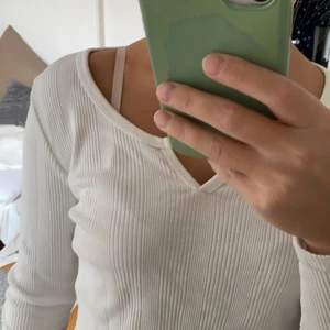 Bikbok topp - Säljer min jättefina bikbok topp som jsg köpte förra sommaren! Säljer så den inte används på ett tag💕 kan både mötas upp i Stockholm och frakta!💕 storlek M men passar mig som vanligtvis är en Xs-S