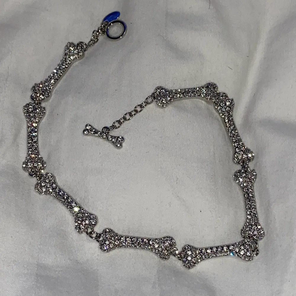 Ett halsband som vivienne westwood i Swarovski strass (andra bilden är lånad) spårbar frakt✨🥰. Accessoarer.