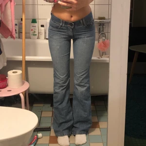 Lågmidjade jeans - Jättefina lågmidjade bootcut jeans som formar kroppen fint! Ett par av mina absoluta favoriter!!! Söker ny ägare💖💖💖