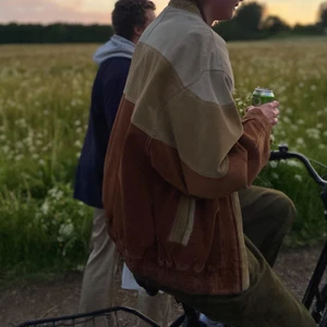 Oversized vintage jacka - Oversized beige/brun vintage jacka, skiitsnygg men använder för sällan😩 lappen är bortklippt men skulle säga att den är typ XL💜💜 Högsta bud: 500kr exkl frakt 