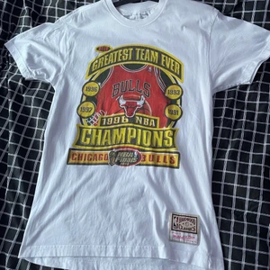 CHICAGO BULLS GRAPHIC TEE - Säljer nu min asfeta Chicago bulls t-shirt från märket Mitchell and ness i Storlek L. Passformen är oversized och ser superbra ut tillsammans med ett lite mer pösiga jeans. Tröjan är använd en gång, superskick. Nypris 500 kr