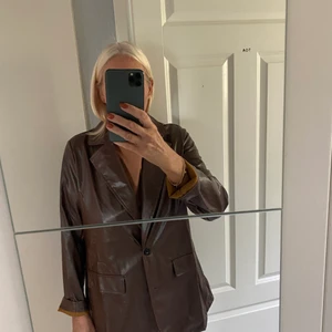 Kavaj/ Blazer - Så snygg kavaj i fin brun färg. Storlek S, passar lika bra på en M. Ny 😉