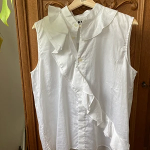 HOPE ärmlös blus, stl 38 - Hope Rose Shirt, vit, stl 38. Ny med prislapp kvar. 100 % bomull. Nypris 1400 kr. Fantastiskt fin, men kommer inte till användning här. 