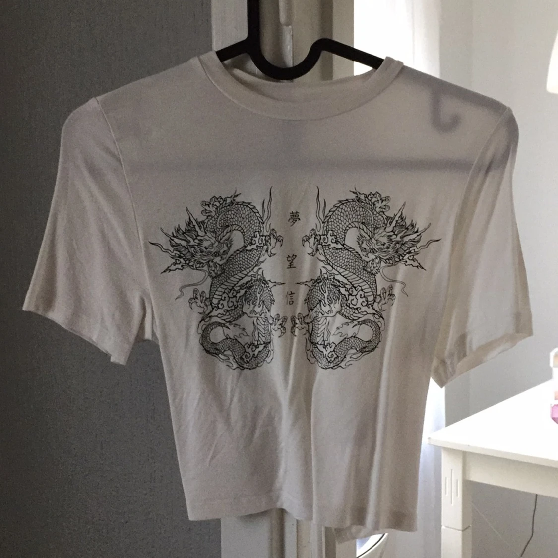 Croppad tröja med drakmotiv