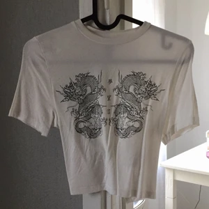 Croppad tröja med drakmotiv - Superfin,bra skick