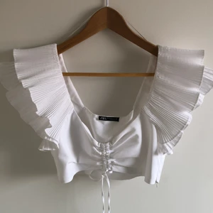 Zara topp - Jättefin topp från Zara som tyvärr är för liten för mig 🥺 Aldrig använd så den är i mycket bra skick!