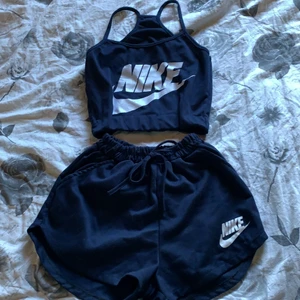 Nike set - Fint sett från nike, säljs inte längre på hemsida eller i butik, hela settet är köpt för 500kr! Passar både en XS och S! Säljer hela för 200kr+frakt! Frågor på dm!