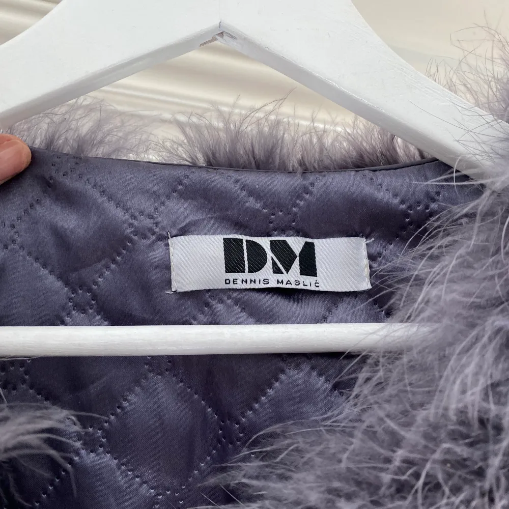 Säljer min fina fina fluffjacka från Dennis Maglic/Dm retro. Använd ett fåtal gånger. Nypris: 1300 Mitt pris: 300. Takit.