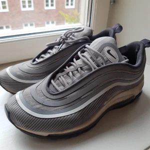 Nike Air Max 1997  -  Sköna nikes, har något år på nacken men är i gott skick. Strl 41. (Något liten i storlek) Nypris 2000:-. Finns i Malmö, men kan även skickas via post!