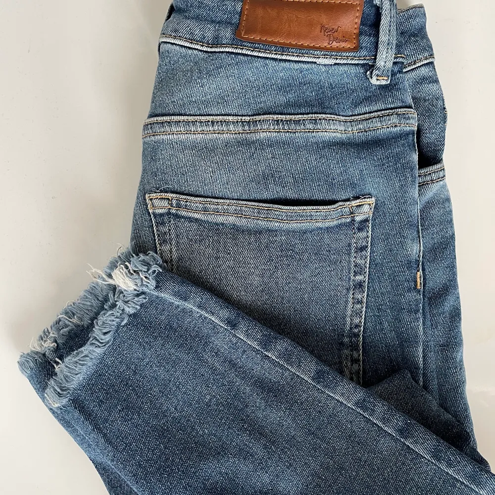 Ett år tighta jeans från BikBok med fransar vid benets slut. De är väldigt sköna och stretchiga i materialet inte alls stela som andra jeans kan vara. Något mörkare blå än på bilderna💙. Jeans & Byxor.