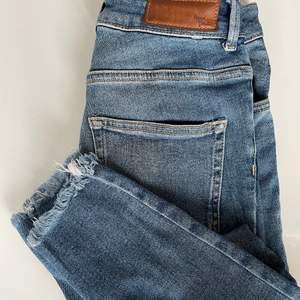 Ett år tighta jeans från BikBok med fransar vid benets slut. De är väldigt sköna och stretchiga i materialet inte alls stela som andra jeans kan vara. Något mörkare blå än på bilderna💙