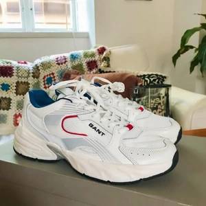 Gant sneakers MARDO strl 40 - Jag säljer mina nya snygga GANT sneakers MARDO i storlek 40! Säljer pga fel storlek. Skorna är i nyskick och har aldrig använts 🌟 Dem har precis kommit ut i höstkollektionen och ligger på 1295kr nypris. Skorna kommer med kartongen om det önskas men då tillkommer mer frakt. Kan användas för både herr och dam 💘