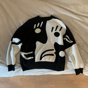 Art Knit Sweater Polar - Art Knit Sweater Polar. Tung stickad tröja från polar. Strolek M (Jag är 183 cm). Tröjan är slutsåld överallt och denna tröja är använd ett få tag gånger.