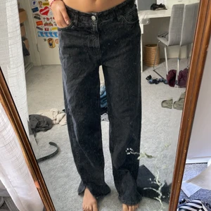 Svarta jeans med slits storlek 38 - Oanvända svarta jeans fråm zara i storlek 38. Slits på båda benen yttersidan längst ner.