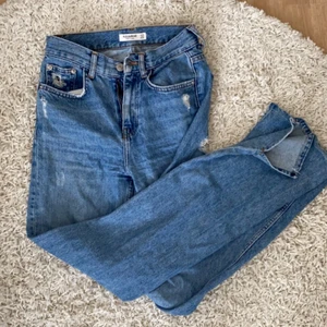 Blå jeans med slits - Säljer mina blå jeans från pull and bear, skriv om ni vill ha fler bilder 💙💙☺️ det är storlek 32 men passar 34 också! 