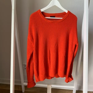 Orange tjocktröja från VeroModa stlk M - Orange tjocktröja från VeroModa. Storlek: M (passar S/M). Pris: 80 + 66kr. Akryl och bomull. Inget att anmärka på, mer än att den är lite nopprig. Se på bild. 